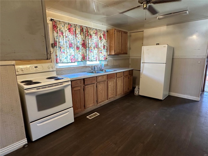 104 Selma Street, Sikeston, Missouri 63801, 2 Bedrooms Bedrooms, 5 Rooms Rooms,1 BathroomBathrooms,Residential,For Sale,Selma,MAR25016400