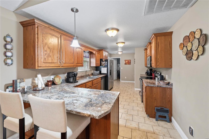 975 Sunny Valley Lane, Poplar Bluff, Missouri 63901, 3 Bedrooms Bedrooms, 8 Rooms Rooms,2 BathroomsBathrooms,Residential,For Sale,Sunny Valley Lane,MAR25016417