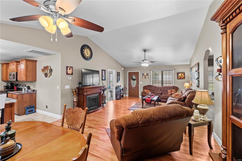 975 Sunny Valley Lane, Poplar Bluff, Missouri 63901, 3 Bedrooms Bedrooms, 8 Rooms Rooms,2 BathroomsBathrooms,Residential,For Sale,Sunny Valley Lane,MAR25016417