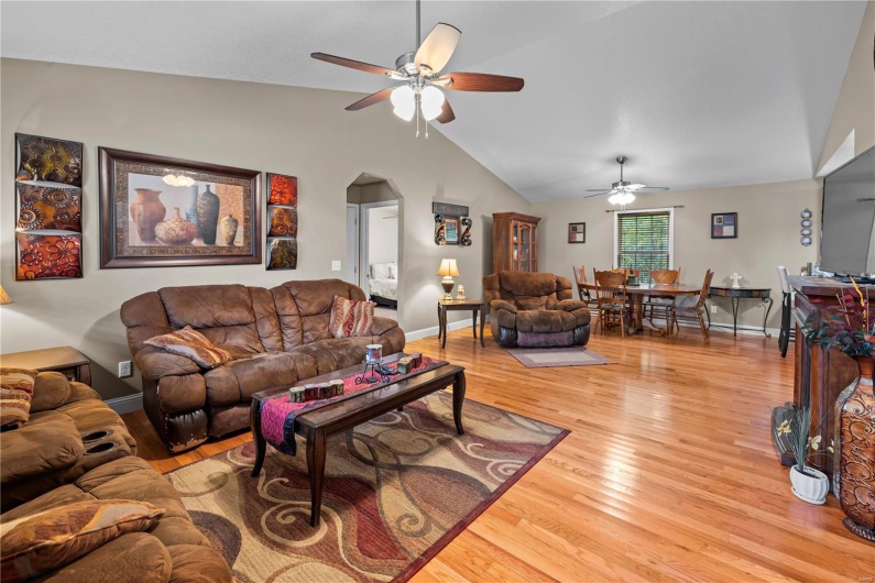 975 Sunny Valley Lane, Poplar Bluff, Missouri 63901, 3 Bedrooms Bedrooms, 8 Rooms Rooms,2 BathroomsBathrooms,Residential,For Sale,Sunny Valley Lane,MAR25016417