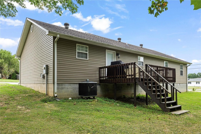 975 Sunny Valley Lane, Poplar Bluff, Missouri 63901, 3 Bedrooms Bedrooms, 8 Rooms Rooms,2 BathroomsBathrooms,Residential,For Sale,Sunny Valley Lane,MAR25016417