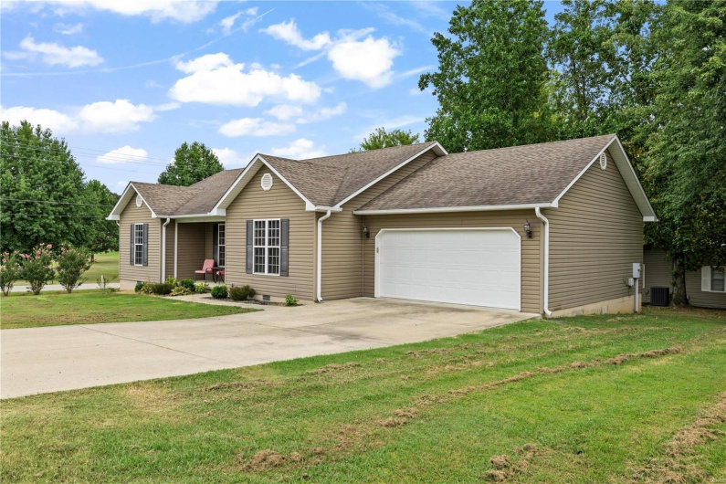 975 Sunny Valley Lane, Poplar Bluff, Missouri 63901, 3 Bedrooms Bedrooms, 8 Rooms Rooms,2 BathroomsBathrooms,Residential,For Sale,Sunny Valley Lane,MAR25016417
