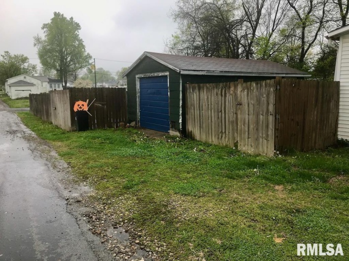 1521 GRACE Street, Murphysboro, Illinois 62966, 3 Bedrooms Bedrooms, 0 ,1 BathroomBathrooms,Residential,For Sale,GRACE,0,RMAEB450625