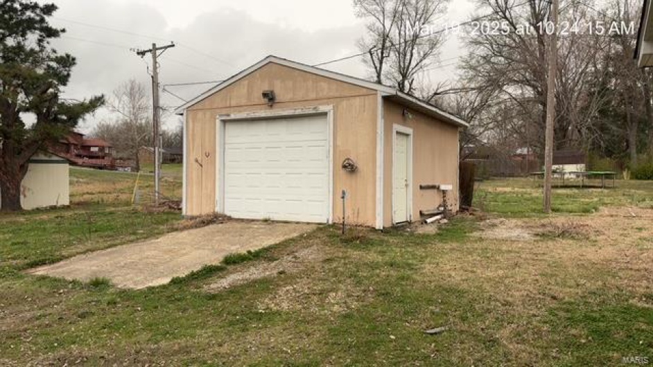 Detached garage with driveway
