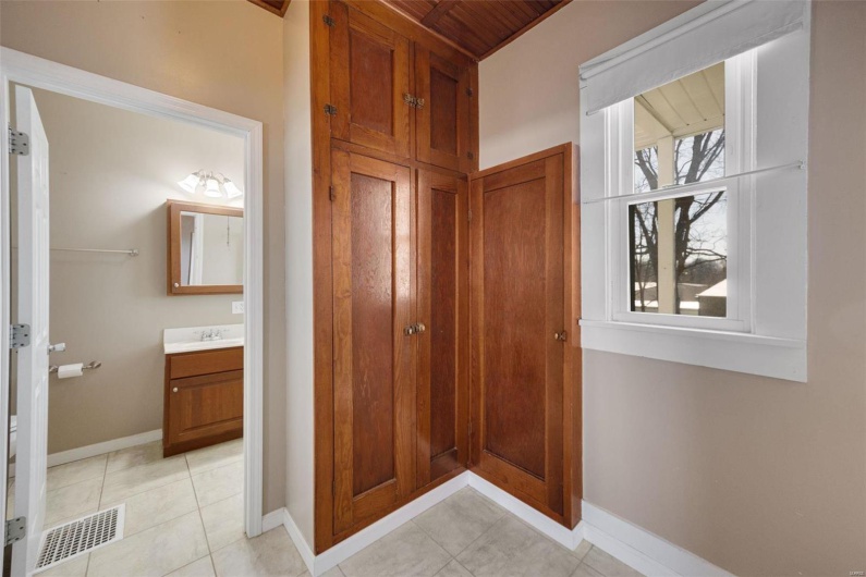1052 Market Street, Ste Genevieve, Missouri 63670, 3 Bedrooms Bedrooms, 8 Rooms Rooms,2 BathroomsBathrooms,Residential,For Sale,Market,MAR25015886