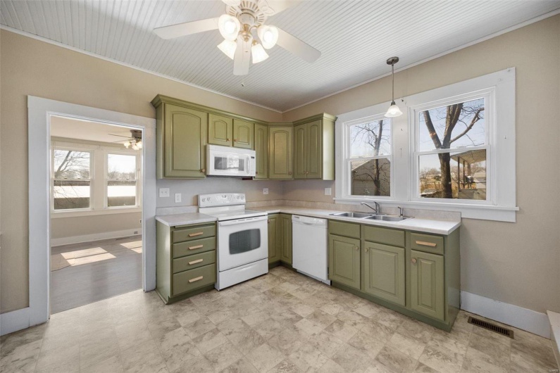 1052 Market Street, Ste Genevieve, Missouri 63670, 3 Bedrooms Bedrooms, 8 Rooms Rooms,2 BathroomsBathrooms,Residential,For Sale,Market,MAR25015886