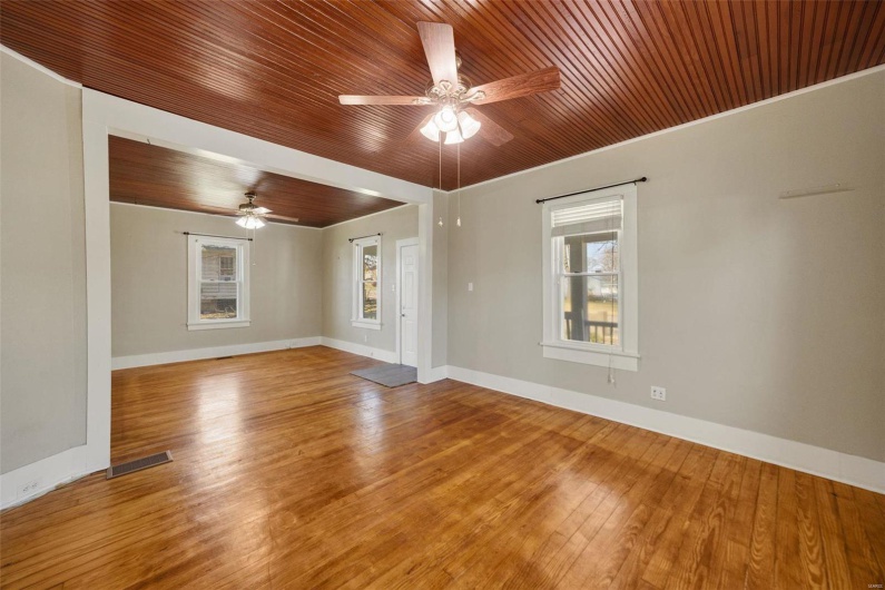 1052 Market Street, Ste Genevieve, Missouri 63670, 3 Bedrooms Bedrooms, 8 Rooms Rooms,2 BathroomsBathrooms,Residential,For Sale,Market,MAR25015886