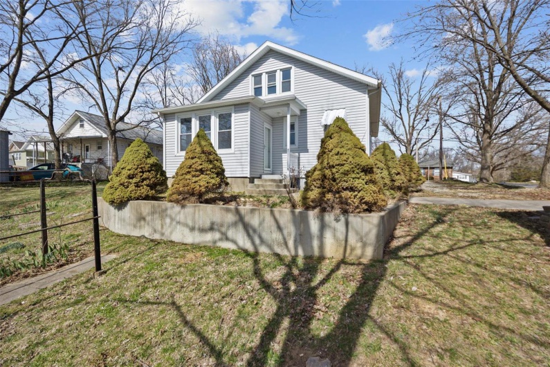 1052 Market Street, Ste Genevieve, Missouri 63670, 3 Bedrooms Bedrooms, 8 Rooms Rooms,2 BathroomsBathrooms,Residential,For Sale,Market,MAR25015886