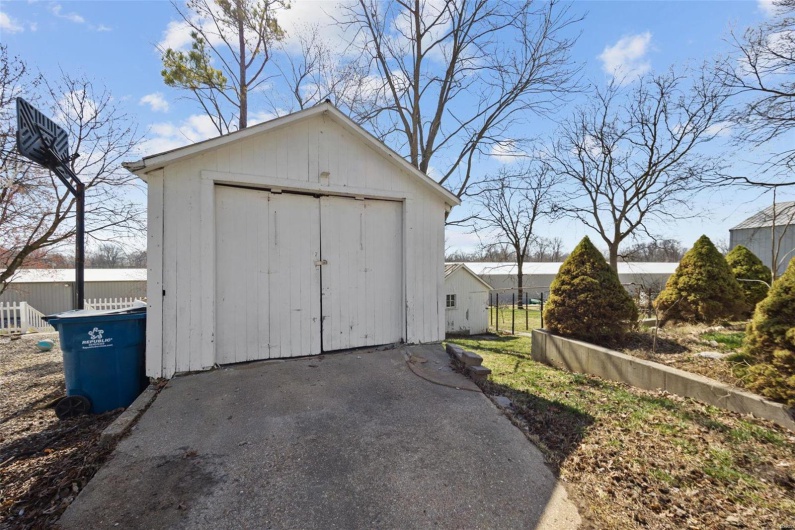 1052 Market Street, Ste Genevieve, Missouri 63670, 3 Bedrooms Bedrooms, 8 Rooms Rooms,2 BathroomsBathrooms,Residential,For Sale,Market,MAR25015886