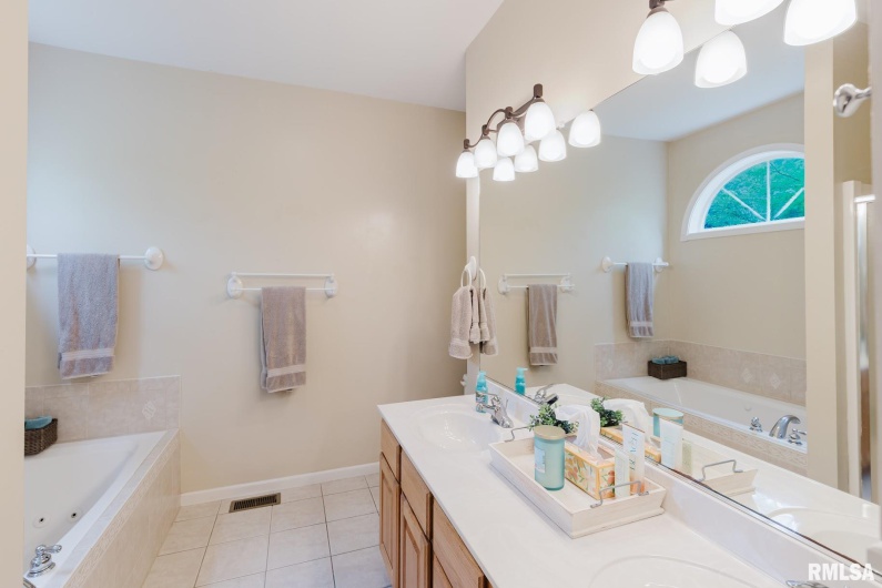 55 KINGS Court, Goreville, Illinois 62939, 5 Bedrooms Bedrooms, 0 ,3 BathroomsBathrooms,Residential,For Sale,KINGS,0,RMAEB457185