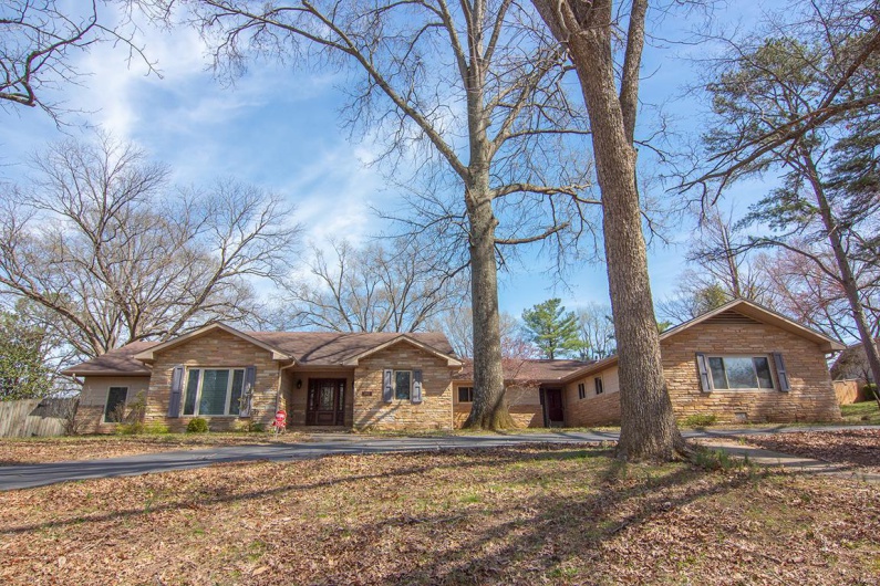 1014 Henderson Avenue, Cape Girardeau, Missouri 63701, 4 Bedrooms Bedrooms, 10 Rooms Rooms,3 BathroomsBathrooms,Residential,For Sale,Henderson,MAR25017177