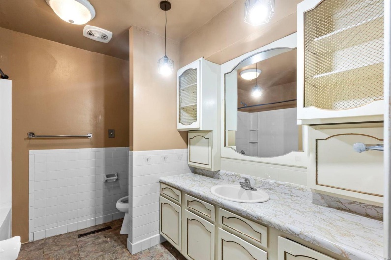 600 Butler, Kennett, Missouri 63857, 3 Bedrooms Bedrooms, 11 Rooms Rooms,3 BathroomsBathrooms,Residential,For Sale,Butler,MAR24072968