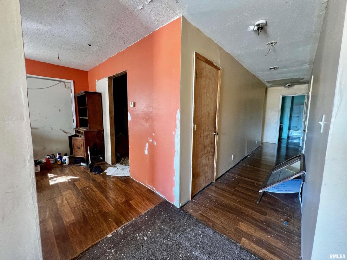422 Brush Street, Carbondale, Illinois 62901, 4 Bedrooms Bedrooms, 0 ,2 BathroomsBathrooms,Residential,For Sale,Brush,0,RMAEB457216