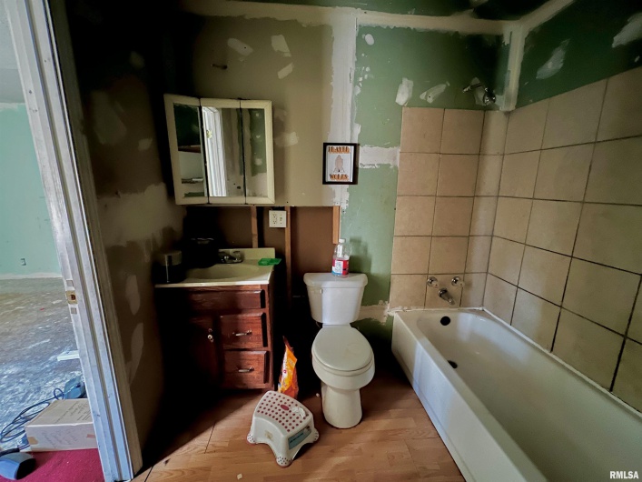 422 Brush Street, Carbondale, Illinois 62901, 4 Bedrooms Bedrooms, 0 ,2 BathroomsBathrooms,Residential,For Sale,Brush,0,RMAEB457216