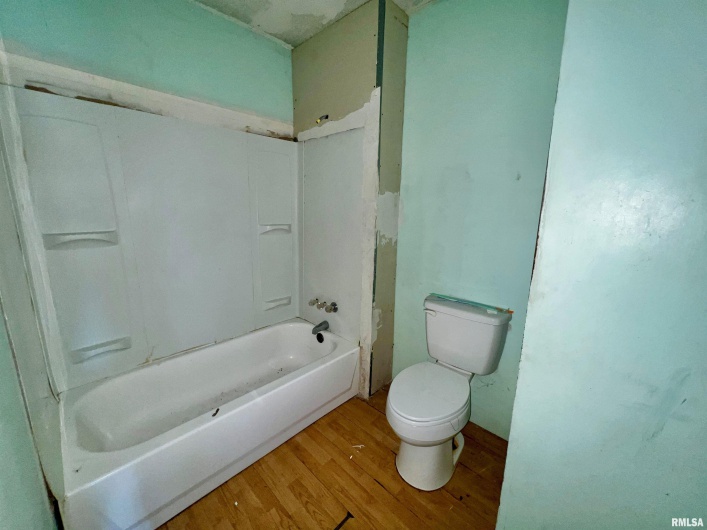 422 Brush Street, Carbondale, Illinois 62901, 4 Bedrooms Bedrooms, 0 ,2 BathroomsBathrooms,Residential,For Sale,Brush,0,RMAEB457216