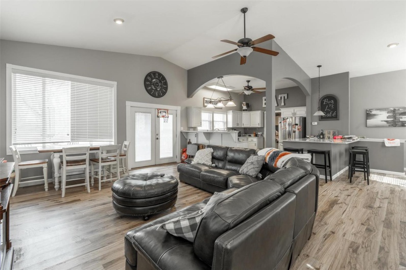 465 Hickory Meadow Lane, Poplar Bluff, Missouri 63901, 5 Bedrooms Bedrooms, 14 Rooms Rooms,4 BathroomsBathrooms,Residential,For Sale,Hickory Meadow,MAR25017204