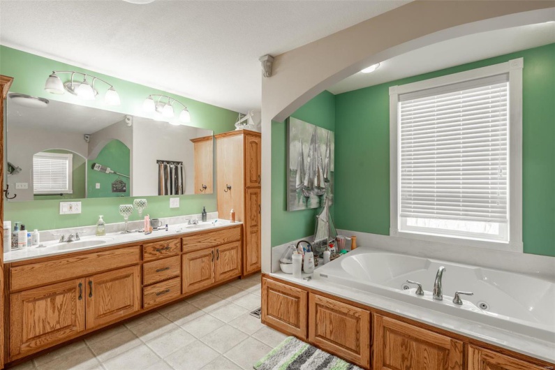 465 Hickory Meadow Lane, Poplar Bluff, Missouri 63901, 5 Bedrooms Bedrooms, 14 Rooms Rooms,4 BathroomsBathrooms,Residential,For Sale,Hickory Meadow,MAR25017204