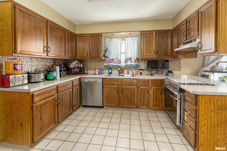 17 BLACKBERRY Lane, Herrin, Illinois 62948, 4 Bedrooms Bedrooms, 0 ,2 BathroomsBathrooms,Residential,For Sale,BLACKBERRY,0,RMAEB457261