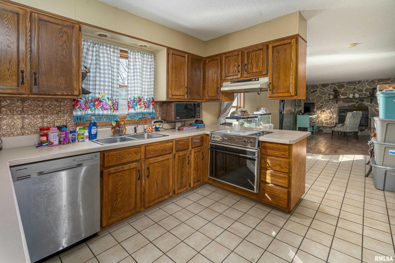 17 BLACKBERRY Lane, Herrin, Illinois 62948, 4 Bedrooms Bedrooms, 0 ,2 BathroomsBathrooms,Residential,For Sale,BLACKBERRY,0,RMAEB457261