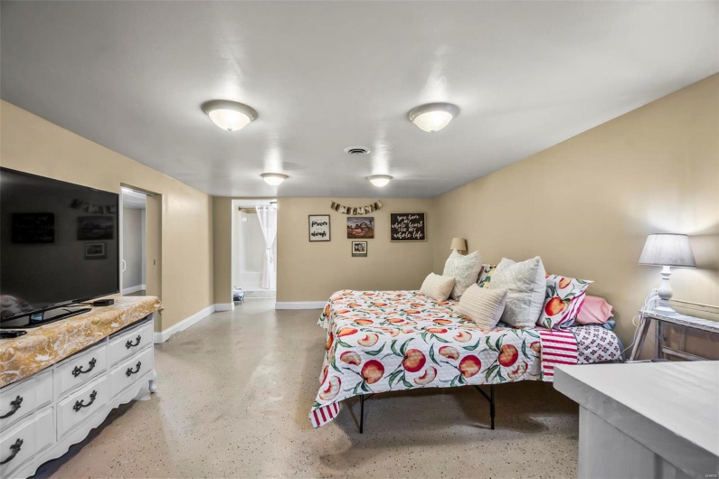 1034 Old Cape Road, Jackson, Missouri 63755, 10 Rooms Rooms,2 BathroomsBathrooms,Residential,For Sale,Old Cape Road,MAR24003502