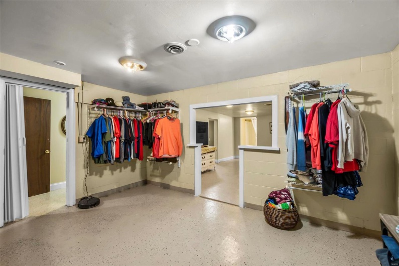 1034 Old Cape Road, Jackson, Missouri 63755, 10 Rooms Rooms,2 BathroomsBathrooms,Residential,For Sale,Old Cape Road,MAR24003502