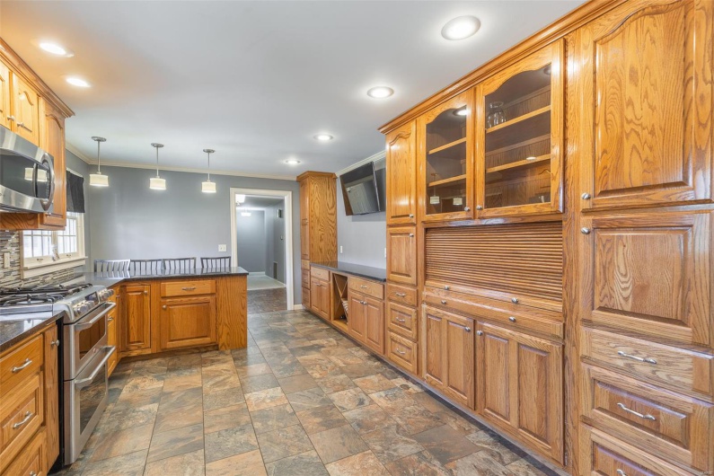 2035 King Road, Poplar Bluff, Missouri 63901, 6 Bedrooms Bedrooms, 19 Rooms Rooms,4 BathroomsBathrooms,Residential,For Sale,King,MAR25018111