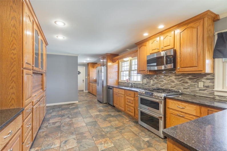 2035 King Road, Poplar Bluff, Missouri 63901, 6 Bedrooms Bedrooms, 19 Rooms Rooms,4 BathroomsBathrooms,Residential,For Sale,King,MAR25018111