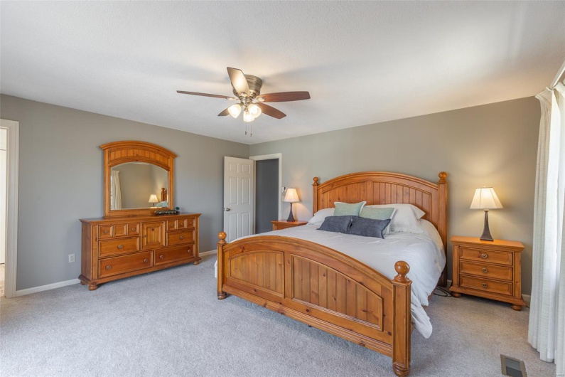 2035 King Road, Poplar Bluff, Missouri 63901, 6 Bedrooms Bedrooms, 19 Rooms Rooms,4 BathroomsBathrooms,Residential,For Sale,King,MAR25018111