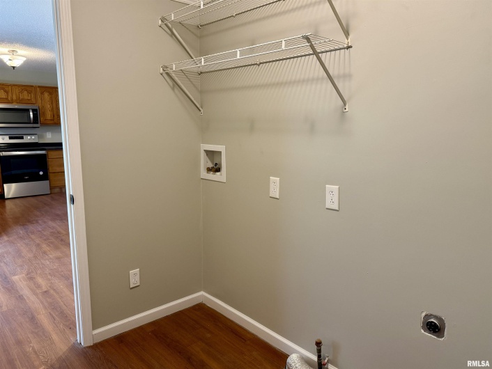 56 WOODLAND Drive, Metropolis, Illinois 62960, 3 Bedrooms Bedrooms, 0 ,3 BathroomsBathrooms,Residential,For Sale,WOODLAND,0,RMAEB457305