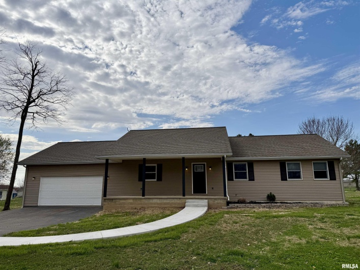 56 WOODLAND Drive, Metropolis, Illinois 62960, 3 Bedrooms Bedrooms, 0 ,3 BathroomsBathrooms,Residential,For Sale,WOODLAND,0,RMAEB457305