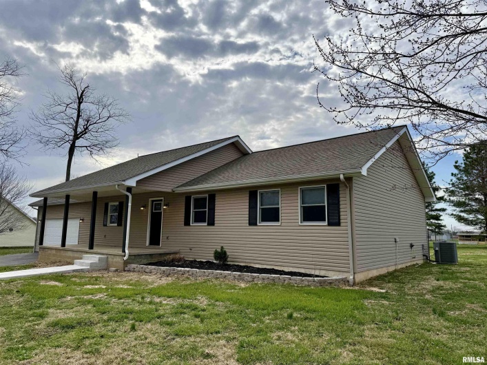 56 WOODLAND Drive, Metropolis, Illinois 62960, 3 Bedrooms Bedrooms, 0 ,3 BathroomsBathrooms,Residential,For Sale,WOODLAND,0,RMAEB457305