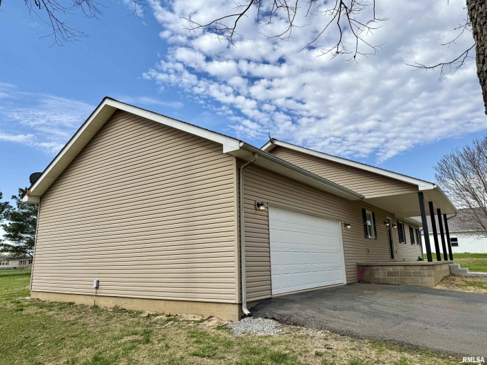 56 WOODLAND Drive, Metropolis, Illinois 62960, 3 Bedrooms Bedrooms, 0 ,3 BathroomsBathrooms,Residential,For Sale,WOODLAND,0,RMAEB457305