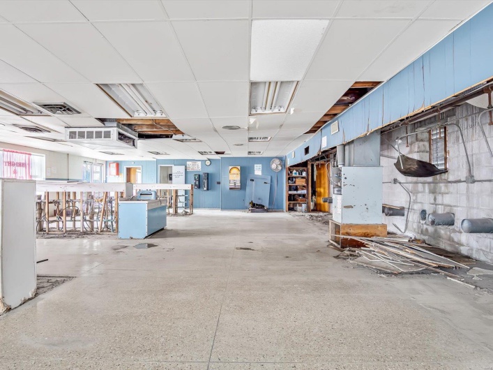 Miscellaneous room with a drop ceiling