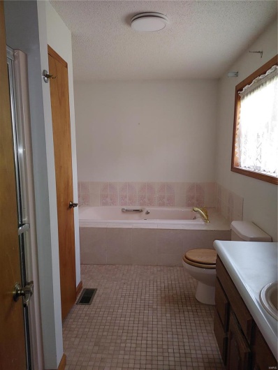 19775 Hwy E, Ironton, Missouri 63650, 3 Bedrooms Bedrooms, 12 Rooms Rooms,2 BathroomsBathrooms,Residential,For Sale,Hwy E,MAR24019128