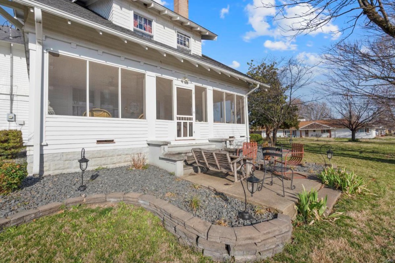 324 Vine Street, Dexter, Missouri 63841, 4 Bedrooms Bedrooms, 10 Rooms Rooms,2 BathroomsBathrooms,Residential,For Sale,Vine,MAR25019503
