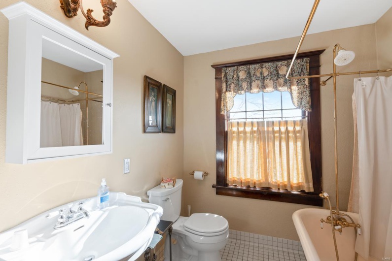324 Vine Street, Dexter, Missouri 63841, 4 Bedrooms Bedrooms, 10 Rooms Rooms,2 BathroomsBathrooms,Residential,For Sale,Vine,MAR25019503