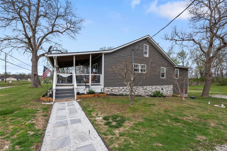 View of front facade with a front yard
