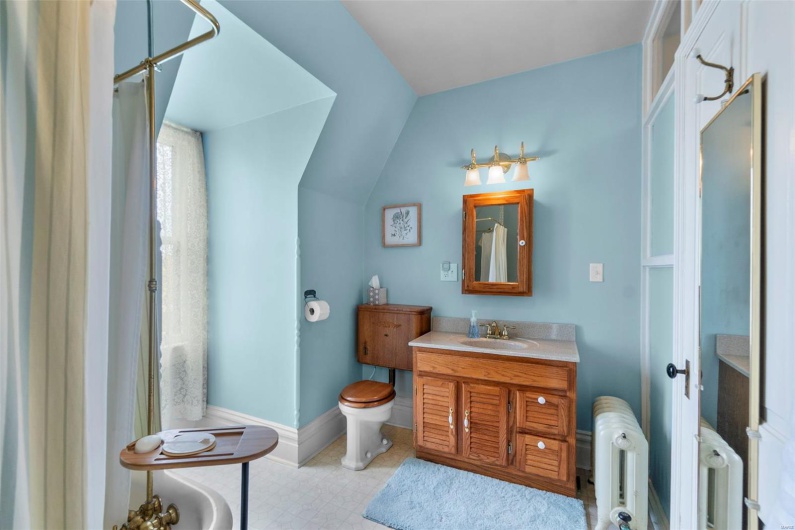312 Bellevue Street, Cape Girardeau, Missouri 63701, 5 Bedrooms Bedrooms, 10 Rooms Rooms,6 BathroomsBathrooms,Residential,For Sale,Bellevue,MAR25019459