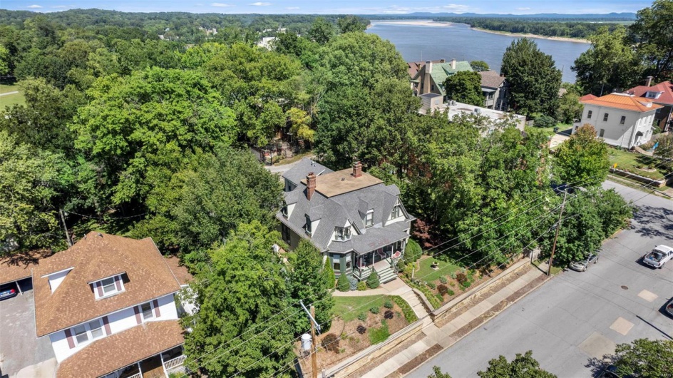 312 Bellevue Street, Cape Girardeau, Missouri 63701, 5 Bedrooms Bedrooms, 10 Rooms Rooms,6 BathroomsBathrooms,Residential,For Sale,Bellevue,MAR25019459