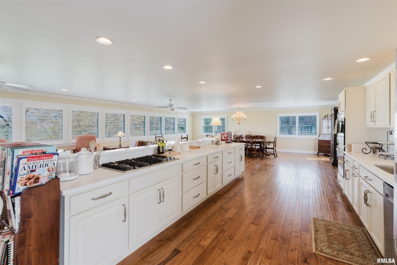313 COUNTRY CLUB Lane, Harrisburg, Illinois 62946, 3 Bedrooms Bedrooms, 0 ,3 BathroomsBathrooms,Residential,For Sale,COUNTRY CLUB,0,RMAEB457377