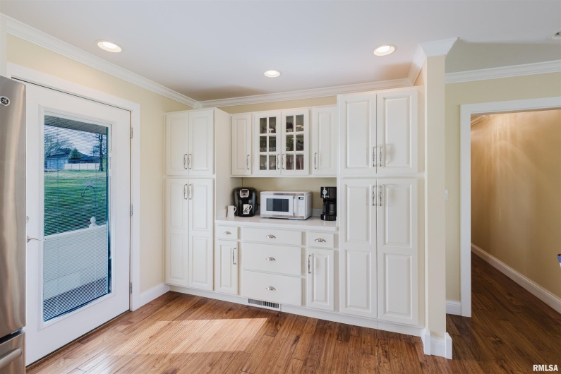 313 COUNTRY CLUB Lane, Harrisburg, Illinois 62946, 3 Bedrooms Bedrooms, 0 ,3 BathroomsBathrooms,Residential,For Sale,COUNTRY CLUB,0,RMAEB457377