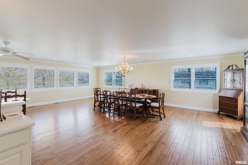313 COUNTRY CLUB Lane, Harrisburg, Illinois 62946, 3 Bedrooms Bedrooms, 0 ,3 BathroomsBathrooms,Residential,For Sale,COUNTRY CLUB,0,RMAEB457377