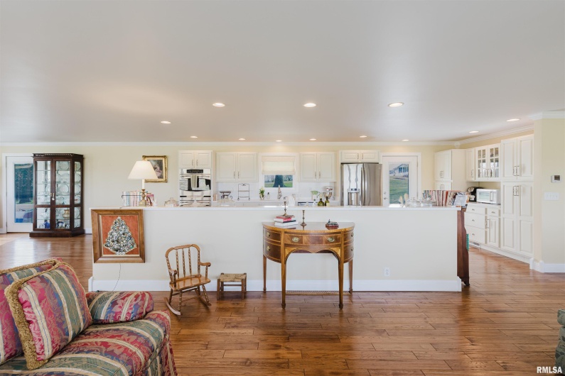 313 COUNTRY CLUB Lane, Harrisburg, Illinois 62946, 3 Bedrooms Bedrooms, 0 ,3 BathroomsBathrooms,Residential,For Sale,COUNTRY CLUB,0,RMAEB457377
