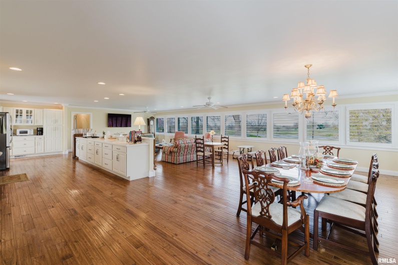 313 COUNTRY CLUB Lane, Harrisburg, Illinois 62946, 3 Bedrooms Bedrooms, 0 ,3 BathroomsBathrooms,Residential,For Sale,COUNTRY CLUB,0,RMAEB457377