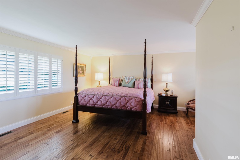 313 COUNTRY CLUB Lane, Harrisburg, Illinois 62946, 3 Bedrooms Bedrooms, 0 ,3 BathroomsBathrooms,Residential,For Sale,COUNTRY CLUB,0,RMAEB457377