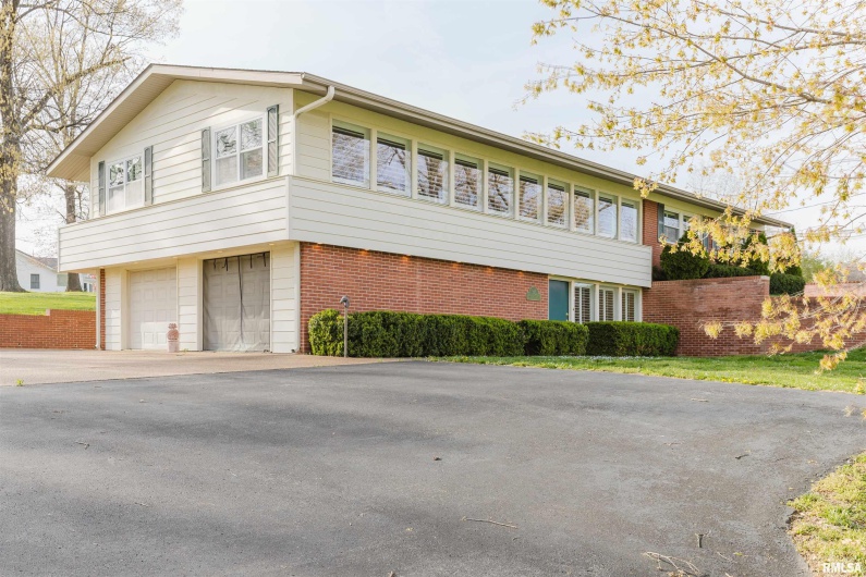 313 COUNTRY CLUB Lane, Harrisburg, Illinois 62946, 3 Bedrooms Bedrooms, 0 ,3 BathroomsBathrooms,Residential,For Sale,COUNTRY CLUB,0,RMAEB457377