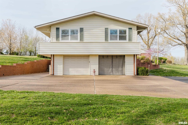 313 COUNTRY CLUB Lane, Harrisburg, Illinois 62946, 3 Bedrooms Bedrooms, 0 ,3 BathroomsBathrooms,Residential,For Sale,COUNTRY CLUB,0,RMAEB457377