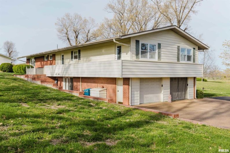 313 COUNTRY CLUB Lane, Harrisburg, Illinois 62946, 3 Bedrooms Bedrooms, 0 ,3 BathroomsBathrooms,Residential,For Sale,COUNTRY CLUB,0,RMAEB457377