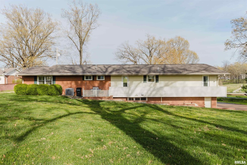 313 COUNTRY CLUB Lane, Harrisburg, Illinois 62946, 3 Bedrooms Bedrooms, 0 ,3 BathroomsBathrooms,Residential,For Sale,COUNTRY CLUB,0,RMAEB457377