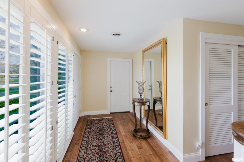 313 COUNTRY CLUB Lane, Harrisburg, Illinois 62946, 3 Bedrooms Bedrooms, 0 ,3 BathroomsBathrooms,Residential,For Sale,COUNTRY CLUB,0,RMAEB457377